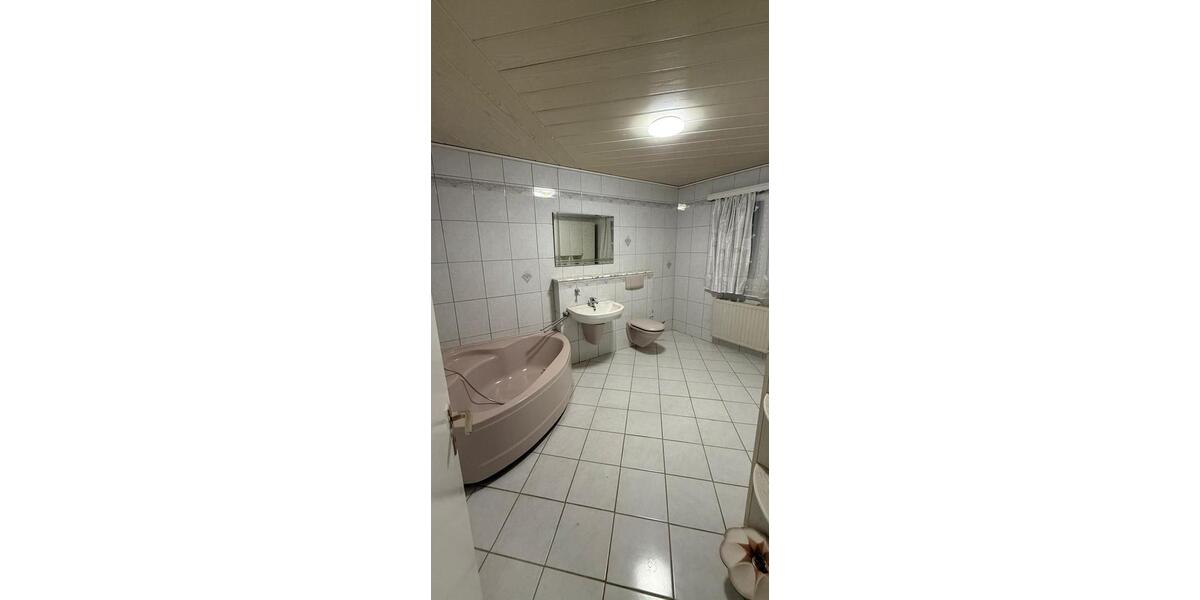 2-Zimmer-Wohnung mit Balkon direkt am Edingen-Bahnhof 2 zimmer