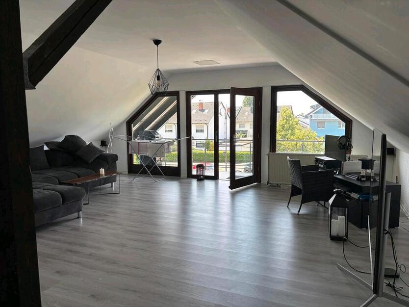 Vollständig renovierte 2-Raum-DG-Wohnung mit Balkon in Brühl