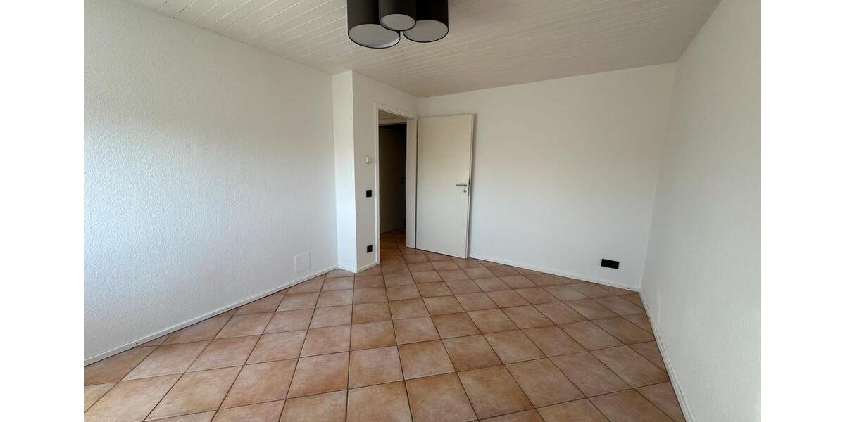 Eigentumswohnung, Dachgeschoss, 4Z, EBK, TLB, Terrasse,, Kamin.. 4 zimmer