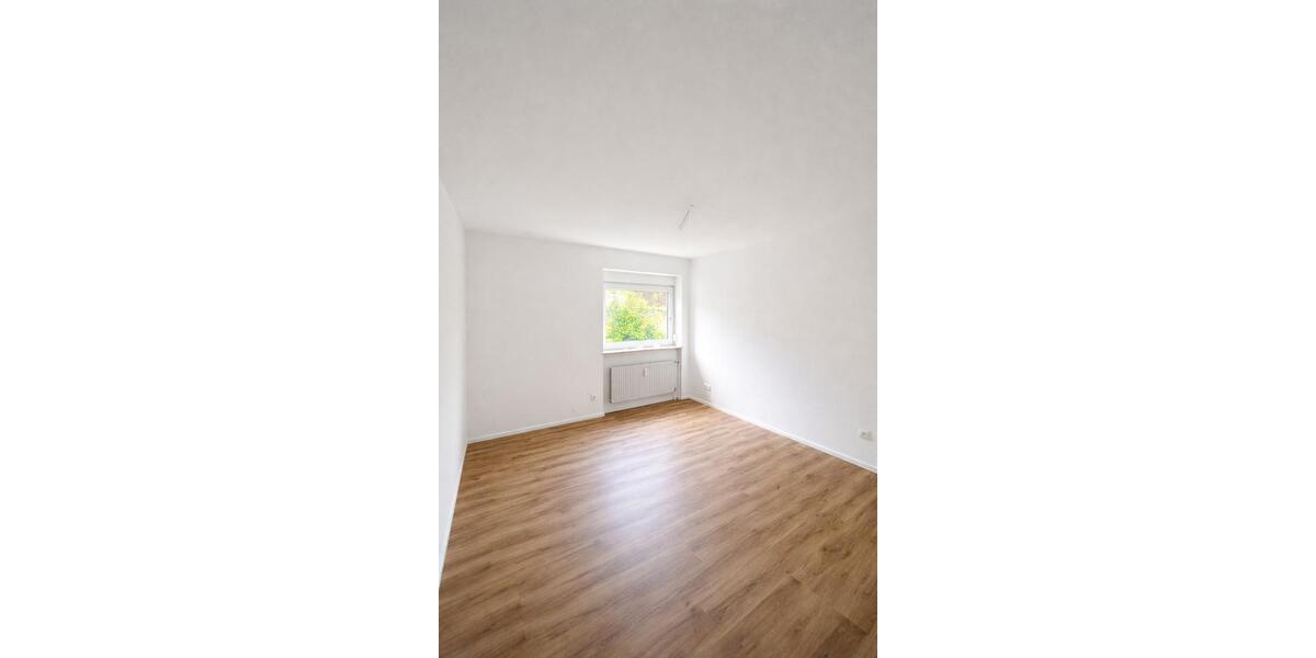 Exklusive 3 Zi.- EG-Wohnung mit großem Garten, Terrasse & Doppelgarage – LU 3 zimmer