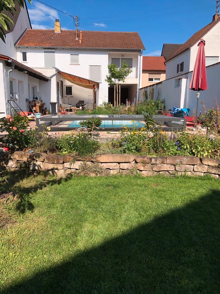 Modernes Haus mit Pool und Garten