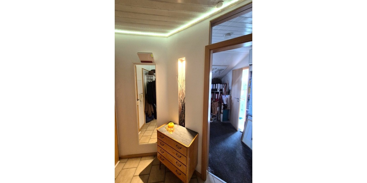 Reserviert 4,5 Zimmer Dachgeschosswohnung mit großem Grundstücksanteil und Carport in Südhessen 4.5 zimmer