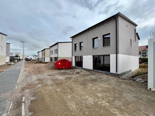 Miete statt Kauf: Moderne Neubau-Doppelhaushälfte mit Garten in Biblis ab sofort zur Vermietung 4.5 zimmer