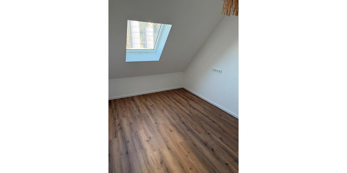 Dachgeschoßwohnung Ludwigshafen am Rhein - 4 Zimmer, 80 m&sup2;, 930&euro; | Angebot:25269681