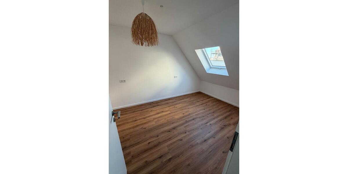 Dachgeschoßwohnung Ludwigshafen am Rhein - 4 Zimmer, 80 m&sup2;, 930&euro; | Angebot:25269681