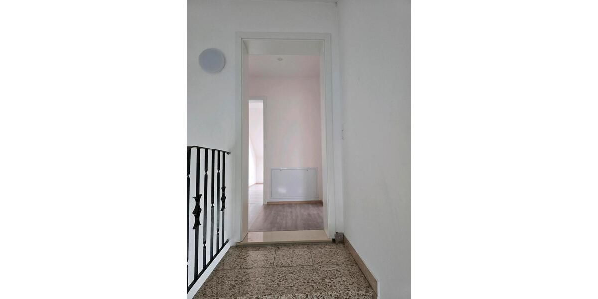 Dachgeschoßwohnung Reilingen - 3 Zimmer, 72 m&sup2;, 830&euro; | Angebot:26024510