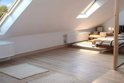 Sehr helle, moderne DG- Wohnung in kleiner Einheit, ca. 90m² Grundfläche mit Garten und Stellplatz 2 zimmer