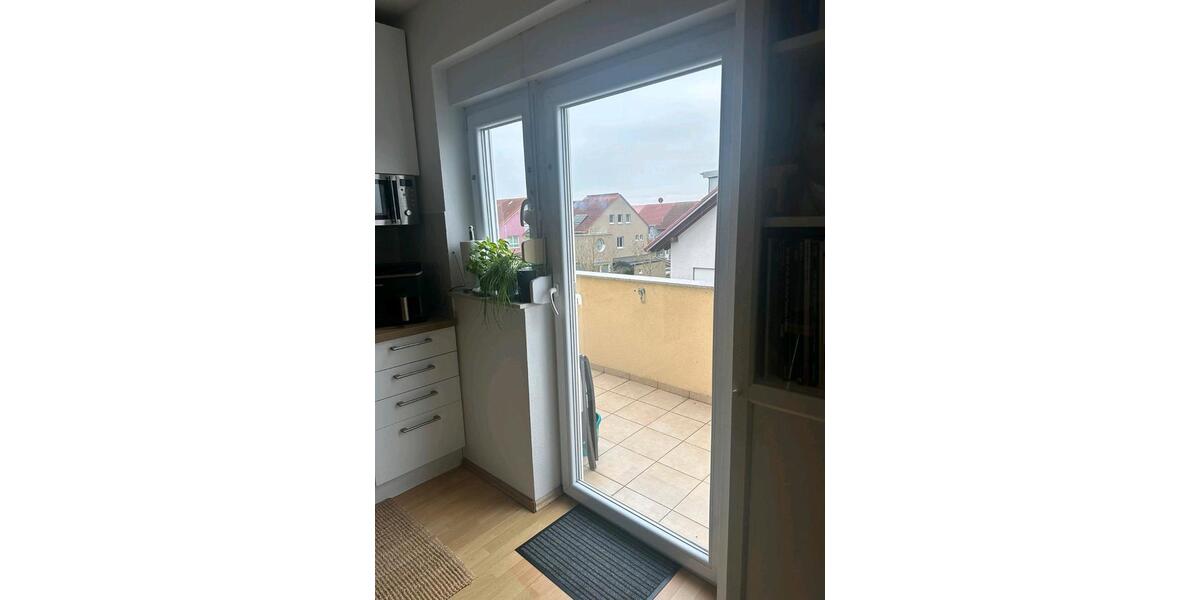 Helle Dachgeschosswohnung mit Balkon und Top-Ausstattung – ab 01. 3 zimmer