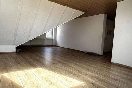 ** Gemütliche 2 Zimmer-Dachgeschoss-Wohnung mit Stellplatz **