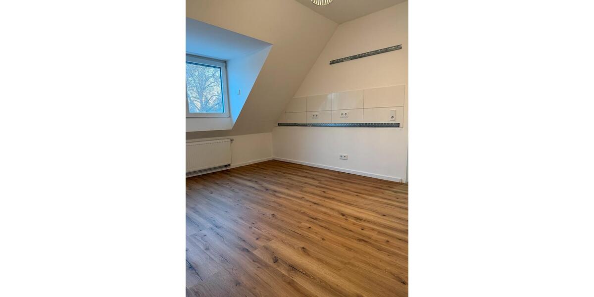 Dachgeschoßwohnung Ludwigshafen am Rhein - 4 Zimmer, 80 m&sup2;, 930&euro; | Angebot:25269681