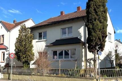 Großzügiges freistehendes Haus auf Eckgrundstück in guter Lage