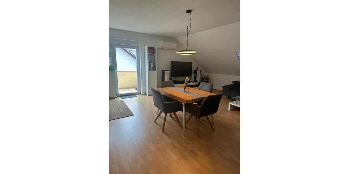 Helle Dachgeschosswohnung mit Balkon und Top-Ausstattung – ab 01. 3 zimmer