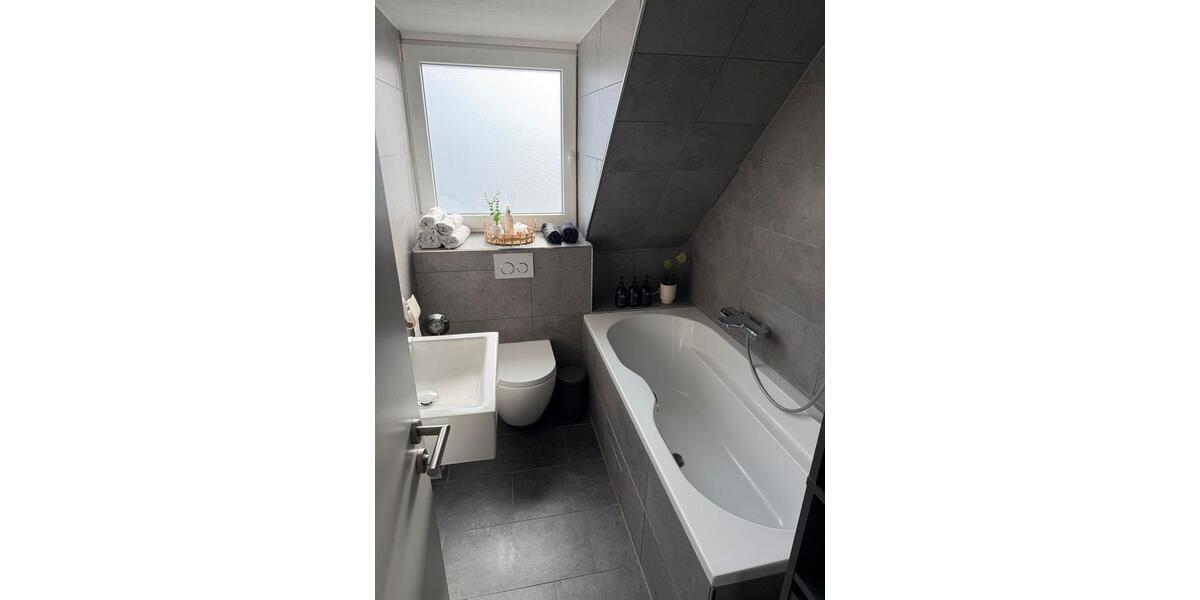 Dachgeschoßwohnung Ludwigshafen am Rhein - 4 Zimmer, 80 m&sup2;, 930&euro; | Angebot:25269681