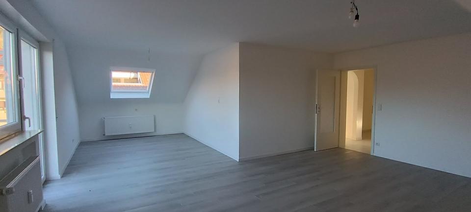 Dachgeschoßwohnung Schriesheim - 2.5 Zimmer, 73 m&sup2;, 940&euro; | Angebot:25311201