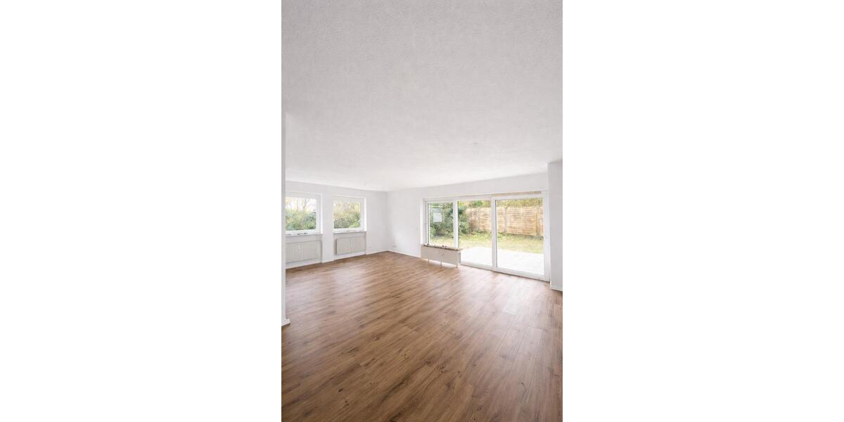 Exklusive 3 Zi.- EG-Wohnung mit großem Garten, Terrasse & Doppelgarage – LU 3 zimmer