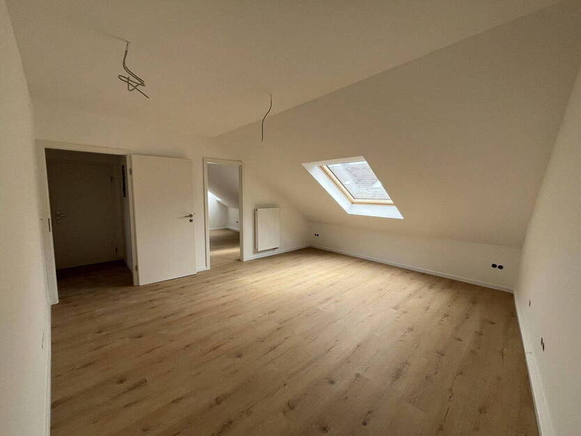 Erstbezug nach Sanierung: attraktive 2-Zimmer-DG-Wohnung mit Blick auf die Stiftskirche in Neustadt