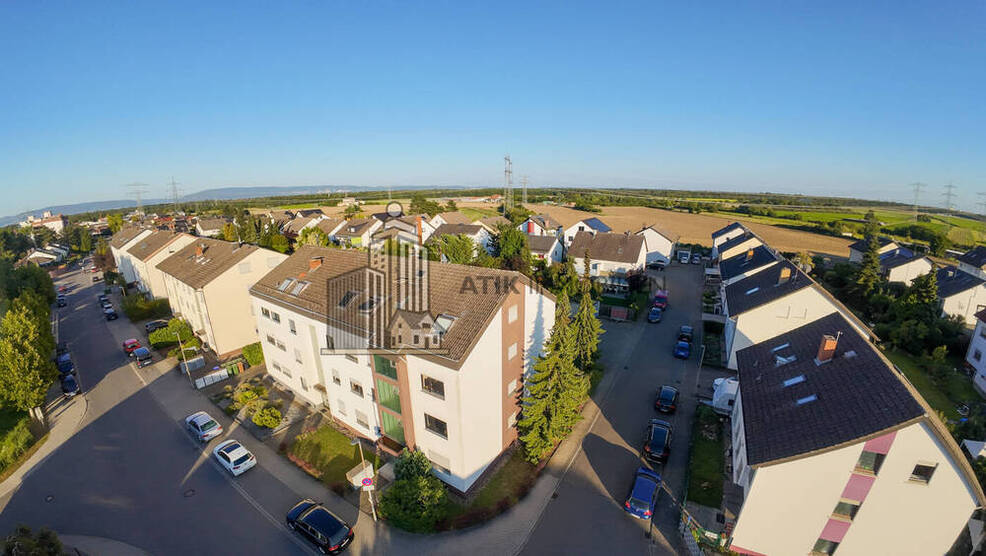 ATIK: Charmante 4-Zimmer-Erdgeschoßwohnung mit sonnigem Südbalkon in ruhiger Feldrandlage