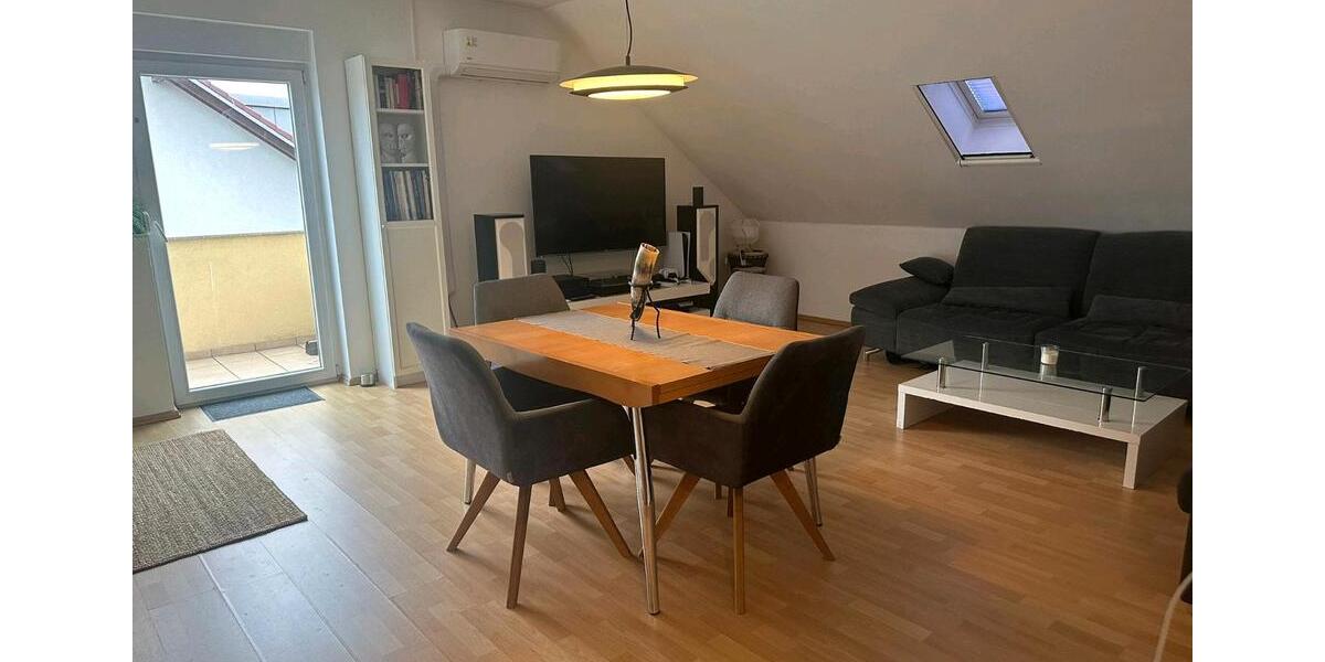 Helle Dachgeschosswohnung mit Balkon und Top-Ausstattung – ab 01. 3 zimmer