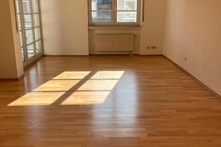 Helle, vollständig renovierte 3-Zimmer-Wohnung in zentraler Lage zimmer