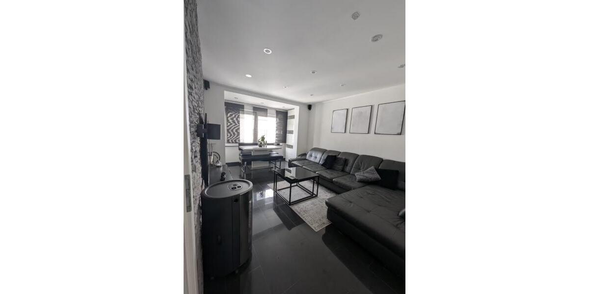 ObjNr:19738 - Hochmoderne, fast frisch sanierte Eigentumswohnung mit 2 Bakonen und Stellplatz 3 zimmer