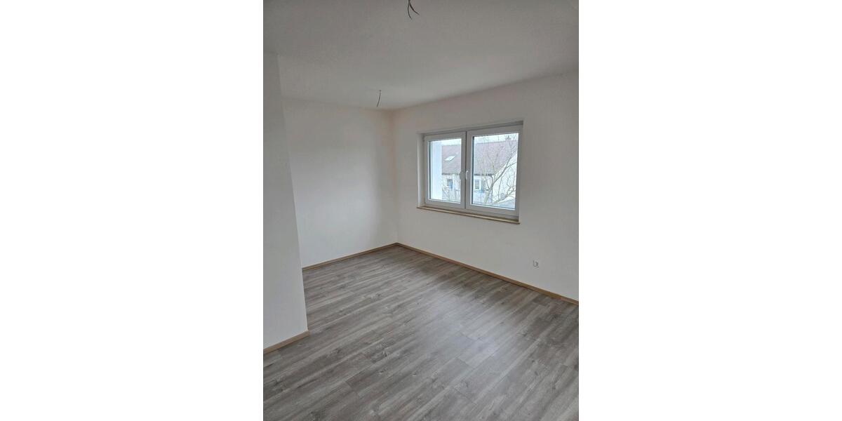 Dachgeschoßwohnung Reilingen - 3 Zimmer, 72 m&sup2;, 830&euro; | Angebot:26024510
