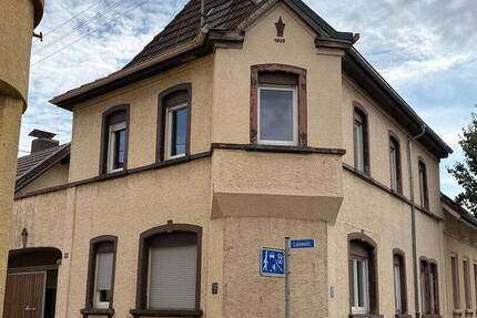 Zwei gepflegte Häuser auf einem Grundstück