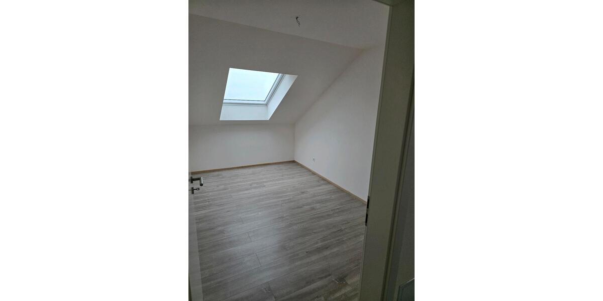 Dachgeschoßwohnung Reilingen - 3 Zimmer, 72 m&sup2;, 830&euro; | Angebot:26024510