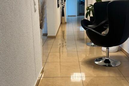Büro mit Möbeln