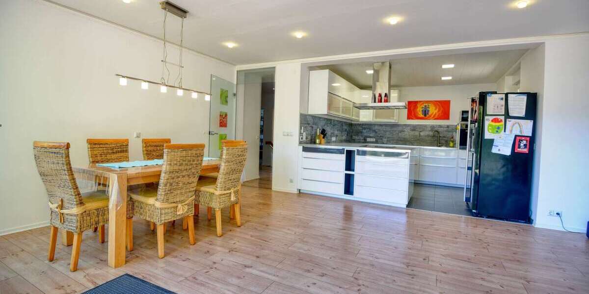 Zweifamilienhaus traumhaftem Ausblick Energieeffizient & am Waldrand Garten, Balkone & Terrassen 7 zimmer