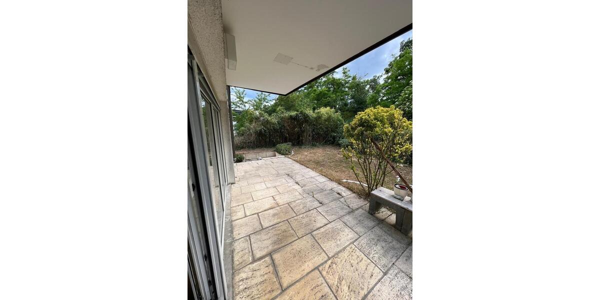 Exklusive 3 Zi.- EG-Wohnung mit großem Garten, Terrasse & Doppelgarage – LU 3 zimmer