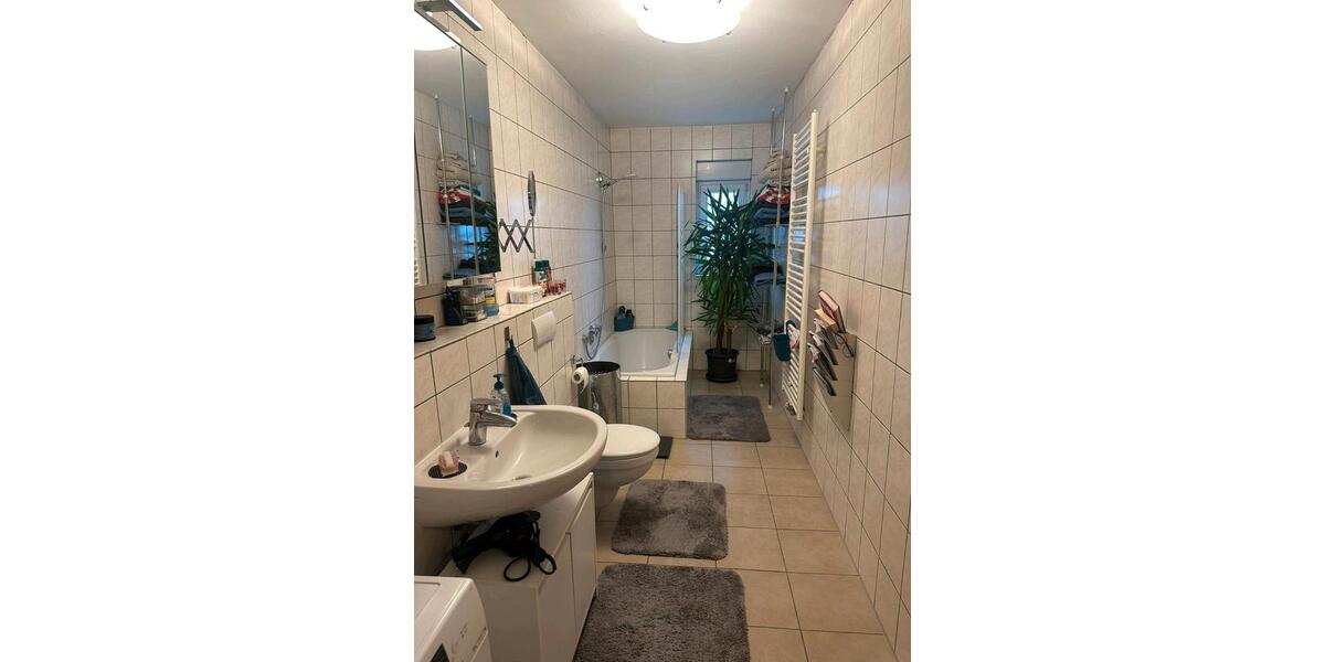 Helle Dachgeschosswohnung mit Balkon und Top-Ausstattung – ab 01. 3 zimmer