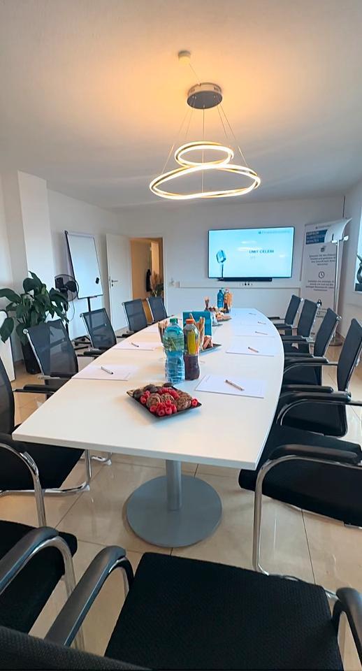Moderner Konferenzraum für 12 Personen – inkl. WLAN, TV & Kaffee