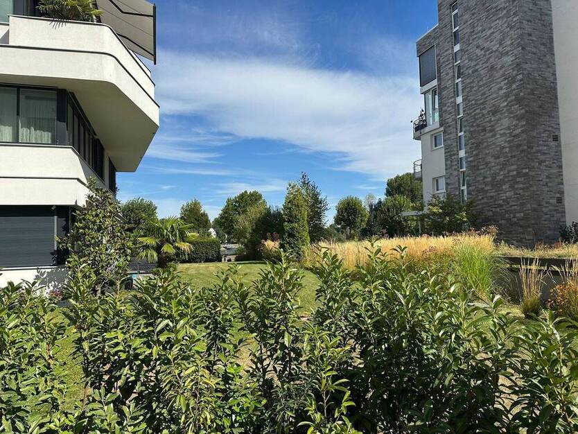 Traumhafte Erdgeschoss Terrassen Wohnung mit seitlichem Rheinblick