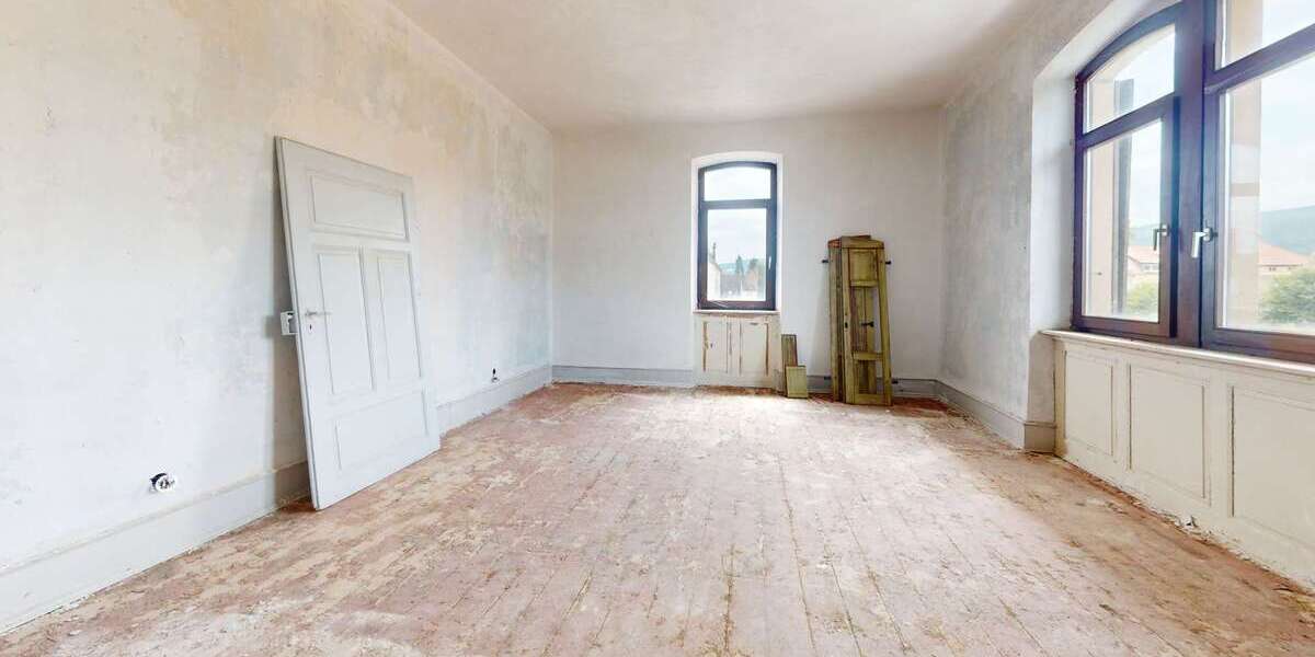 Alter Bahnhof mit Blick auf die Haardt Gegenüber Kurpfalz Carré & Ärztehaus Sanierungspotential - Mehrfamilienhaus, Wohnhaus Neustadt an der Weinstraße Duttweiler | Angebot:22287519