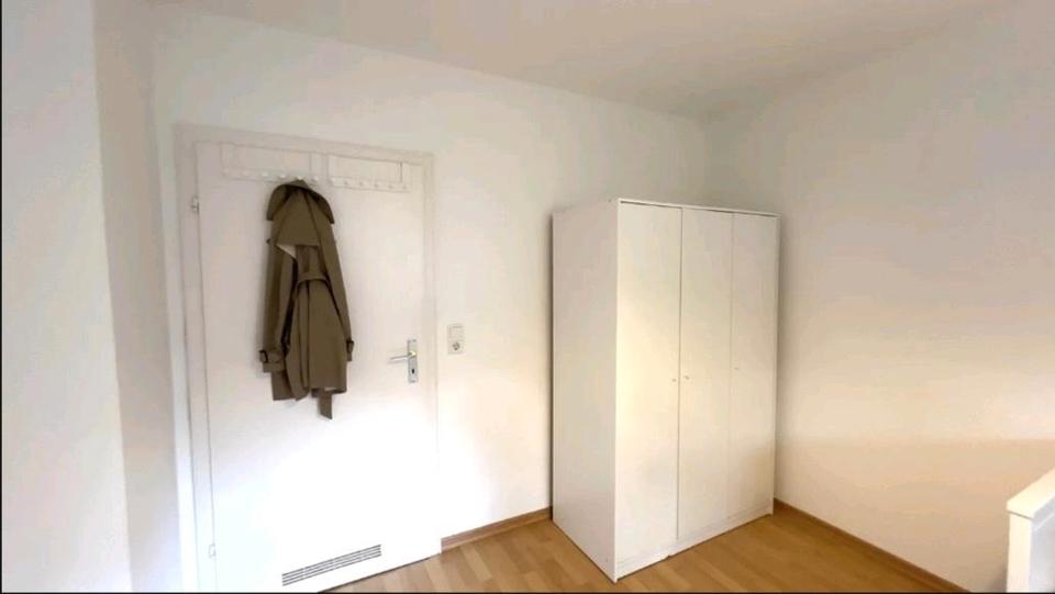 Zimmer frei in 3er-WG ;) 3 zimmer