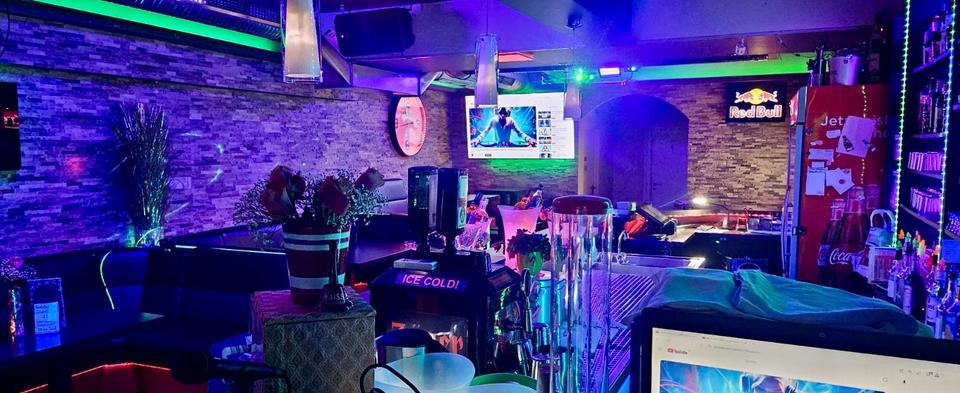 Sehr gut laufende Karaoke-Bar mit Inventarablöse, Hohe Einnahmen! zimmer