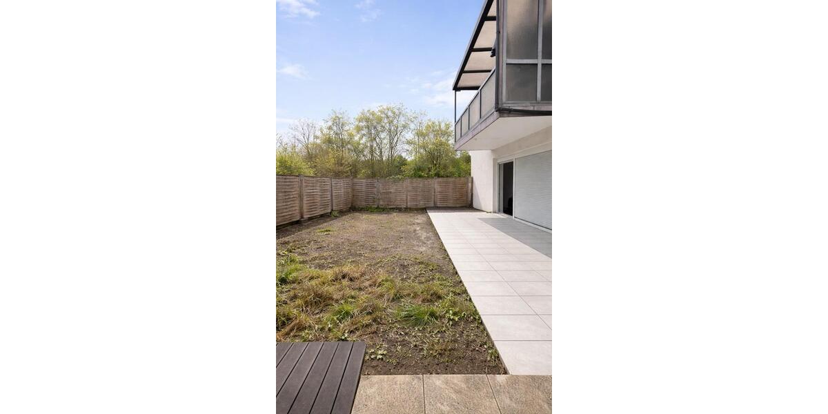 Exklusive 3 Zi.- EG-Wohnung mit großem Garten, Terrasse & Doppelgarage – LU 3 zimmer