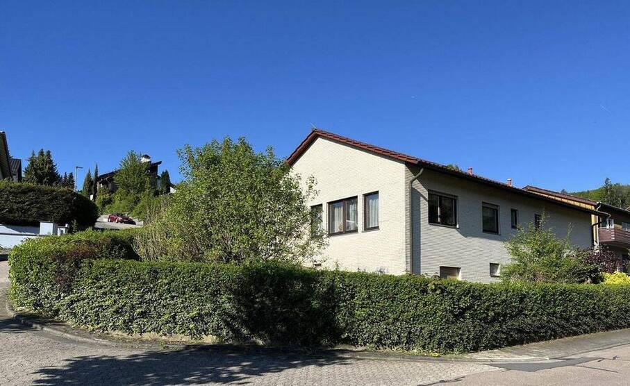 Einfamilienhaus in Bensheim-Hochstädten. Freistehend in unverbaubarer Hanglage