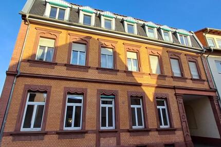 Helle Altbau-3-ZKB-Wohnung mit großem Balkon und Parkblick