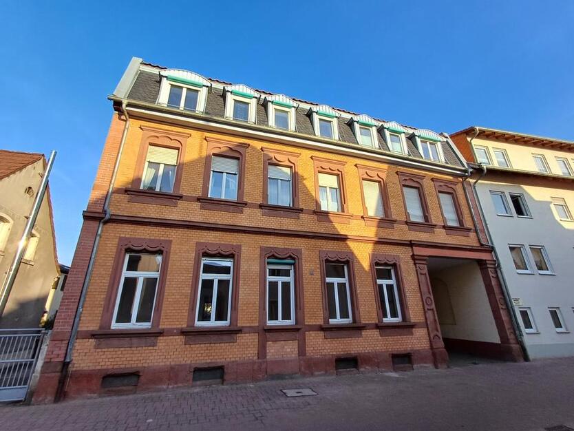 Helle Altbau-3-ZKB-Wohnung mit großem Balkon und Parkblick