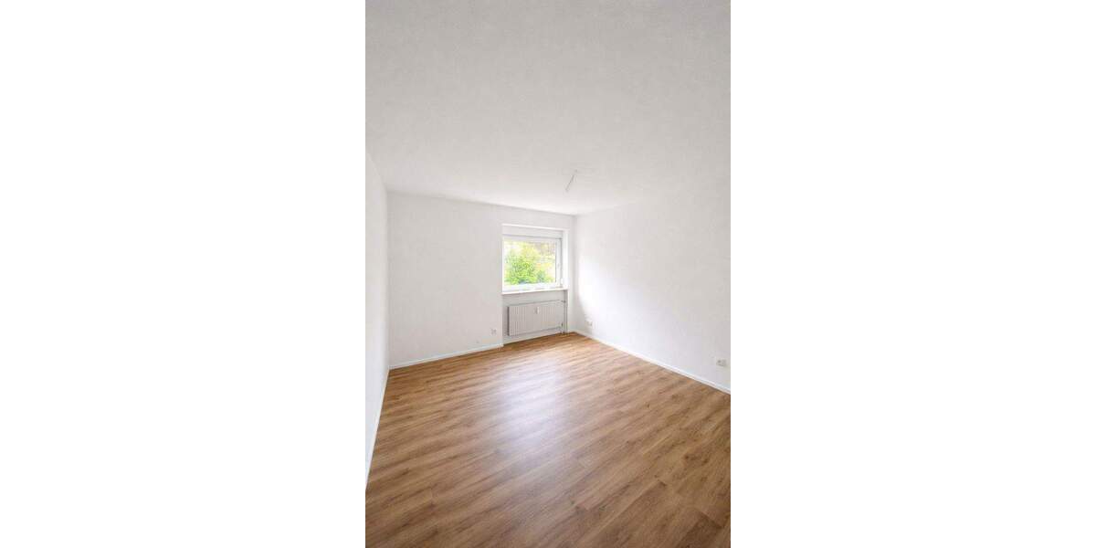 Exklusive 3 Zi.- EG-Wohnung mit großem Garten, Terrasse & Doppelgarage - LU 3 zimmer