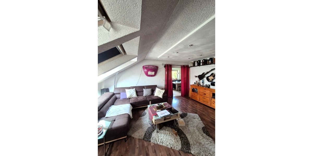 Reserviert 4,5 Zimmer Dachgeschosswohnung mit großem Grundstücksanteil und Carport in Südhessen 4.5 zimmer