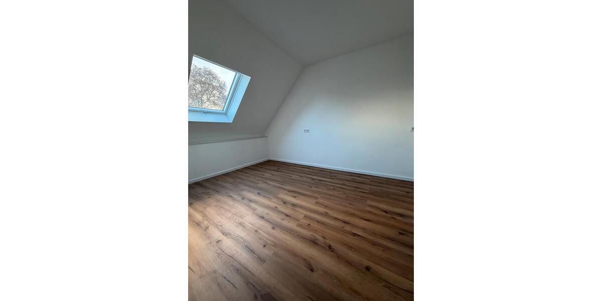Dachgeschoßwohnung Ludwigshafen am Rhein - 4 Zimmer, 80 m&sup2;, 930&euro; | Angebot:25269681