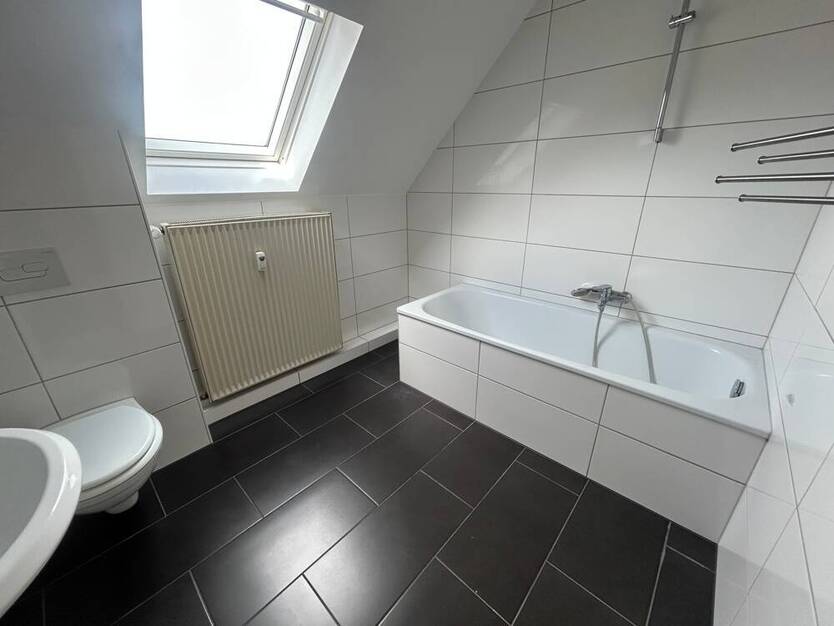 Großzügige DG-Wohnung mit EBK in top Lage