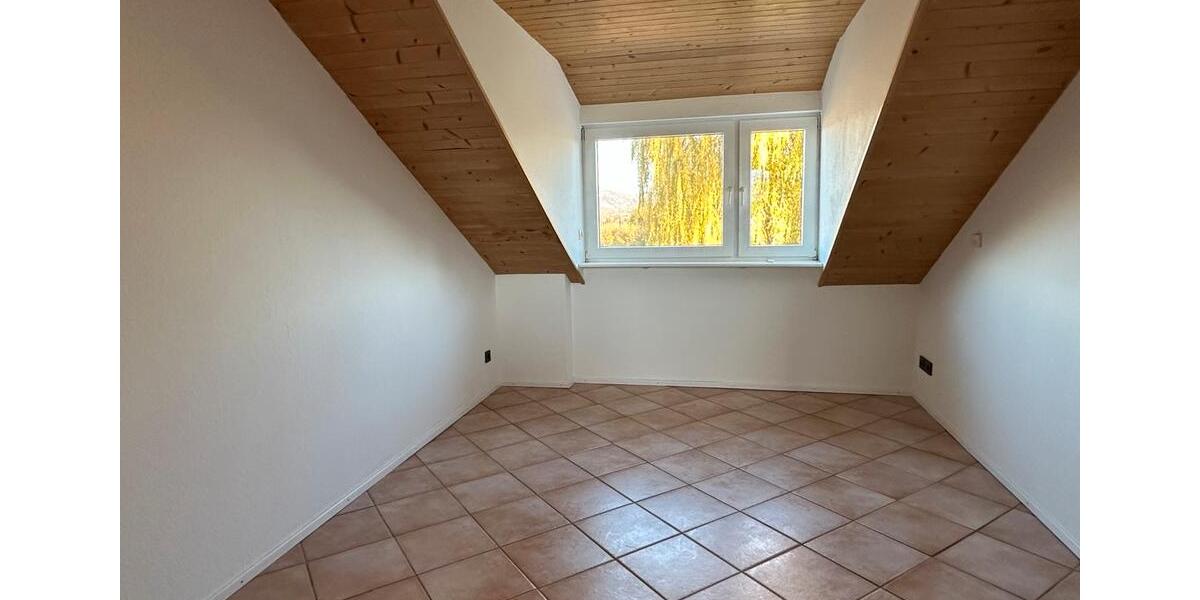 Eigentumswohnung, Dachgeschoss, 4Z, EBK, TLB, Terrasse,, Kamin.. 4 zimmer