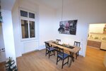 Eine wunderschoene AltbauWohnung in zentraler Stadtlage.