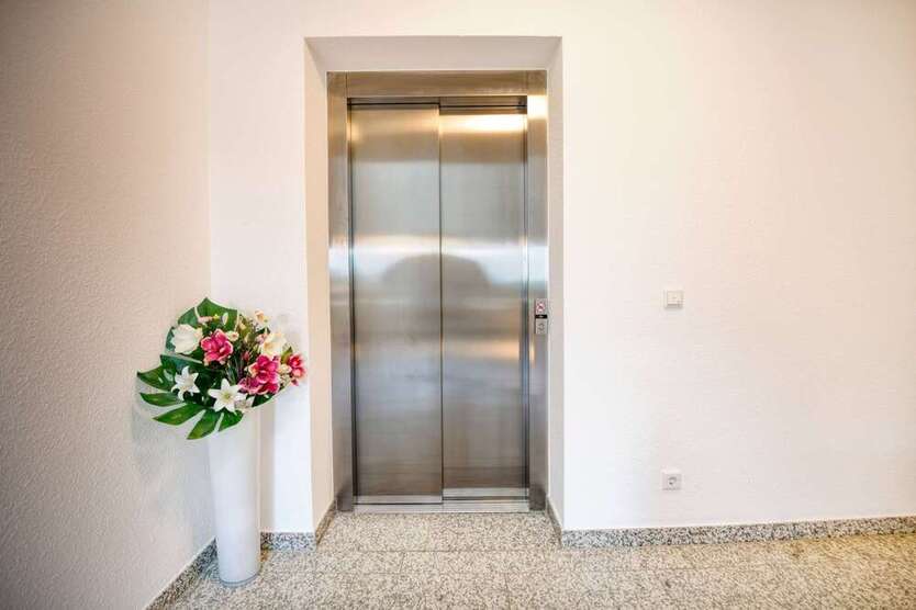 Neuwertige 2 ZB mit integrierter Küche & Balkon Energieeff. MFH mit Aufzug 2 Stellplätze inkl