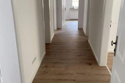 Sanierte 4-Zimmer-Wohnung mit 108 m² im 1. OG - zusätzliche EG-Wohnung im Haus verfügbar 4 zimmer