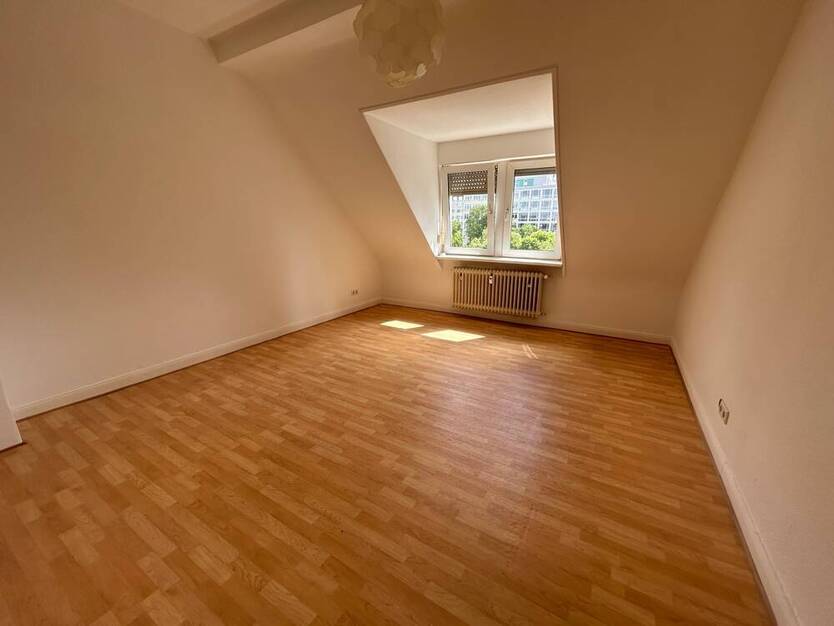 Großzügige DG-Wohnung mit EBK in top Lage