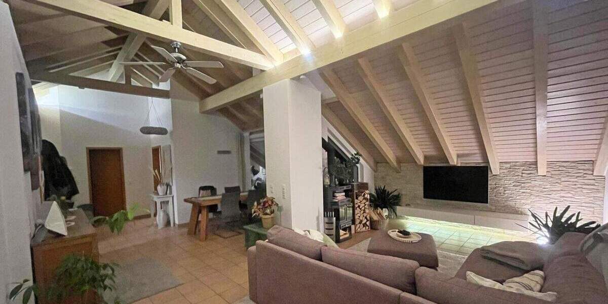 Zentrale Dachgeschosswohnung in Hirschberg - gemütlich, gepflegt und ein echtes Schmuckstück 3 zimmer